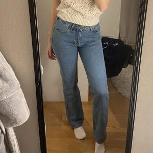 Säljer dessa fina jeans i superbra skick!