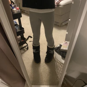 Monnboots - Säljer dessa jätte söta moonboots då jag letar efter andra skor💗Absolut inget fel på skorna, de är bara använda förra säsongen! Lite repiga fram (inget som syns särskilt mycket! Pris kan dskuteras!💗Kontakta mig innan ni trycker köp nu!💗