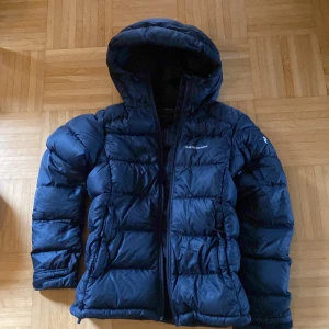 Peakperfomance jacka 🫶🏼 - En super fin peak jacka i storlek xs men passar även om man vanligtvis har s 🫶🏼 Inga skador på jackan🫶🏼 Nypris 4000 kr, mitt pris 1200🫶🏼