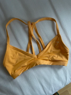 Gymshark sportbh - Sportbh från Gymshark, använd 2-3 gånger så i fint skick! DOCK klippt hål för att kunna lägga in pads men inget som märks/känns 😃 se bild 3