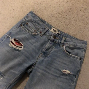 Ljusblå jeans  - Säljer dessa lågmidjade jeans i storlek xs från lager 157. Jag skulle säga att de sitter som 34/36. Inte så använda, har klippt de där nere för de var lite för långa (och ett till litet hål)  annars i bra skick. Köpte för 600kr. ⭐️