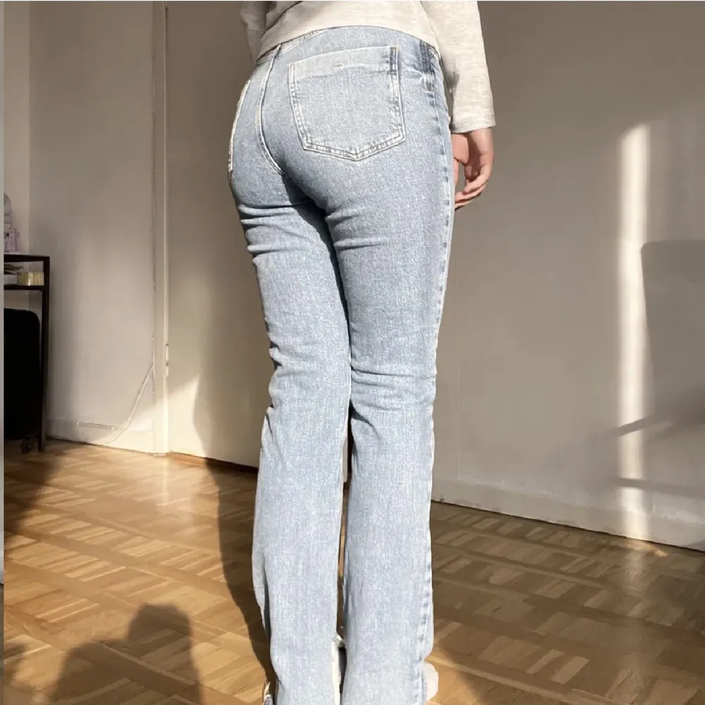 Jättefina jeans från Zara i storlek 36. Påminner om Levis! De perfekta blå jeansen som funkar till alla tillfällen. Klippta längst ner för att passa mig som är 165 men lämnade några centimeter eftersom jag gillar när de är lite längre 💌💌. Jeans & Byxor.
