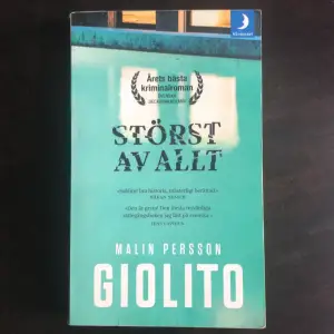 Jättebra bok som utspelar sig i Sverige i en skolskutning, bra skick men skavd vid kanterna ❤️