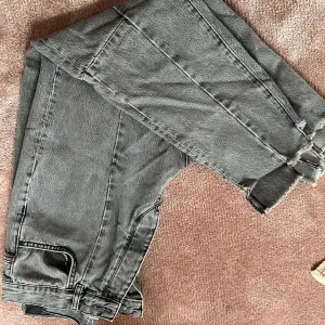 Säljer dessa gråa jeans från Bikbok i storlek L mer som än M. Använda en gång som dem är som nya. 