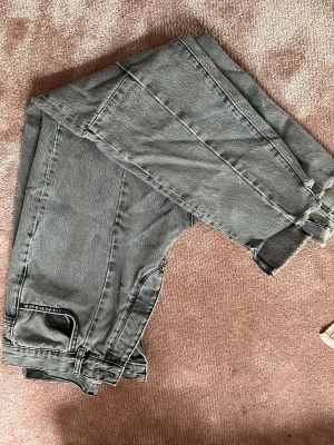 Bikbok jeans - Säljer dessa gråa jeans från Bikbok i storlek L mer som än M. Använda en gång som dem är som nya. 