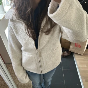 Teddyjacka - Slutsåld teddyjacka. Storlek XS men passar som S. Jättebra skick