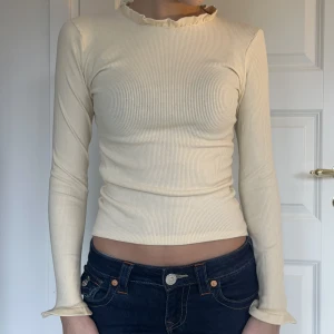 Gul söt topp - Aldrig använd, men upptäckte ett litet hål nu så skriv för bild. 