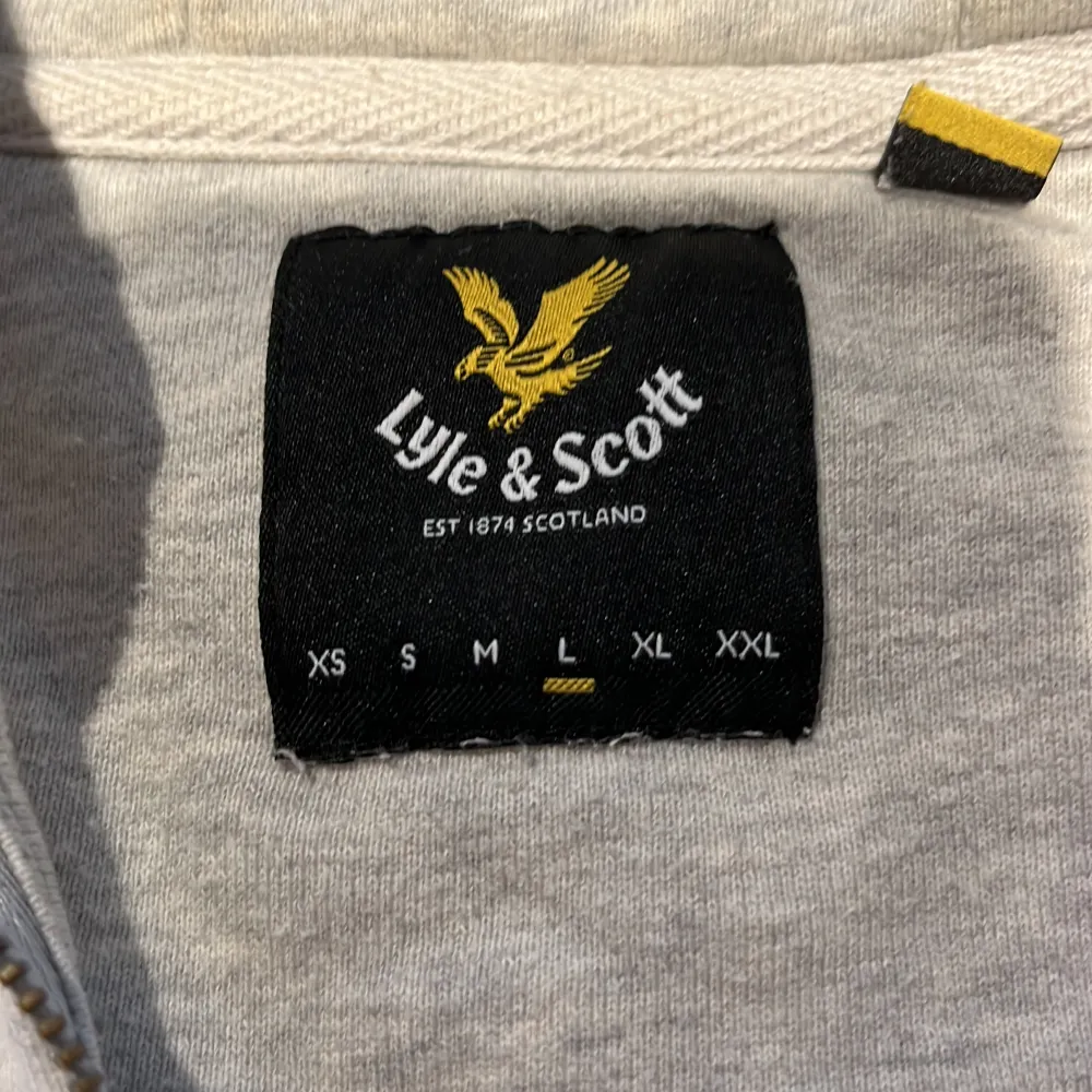 Lyle & Scott hoodie i storlek L men skulle säga att den är M i storleken. Säljer den eftersom den inte kommer till användning. Den är använd men är i bra skick och har inga hål eller liknande defekter. Köpare står för frakt 📦 . Hoodies.