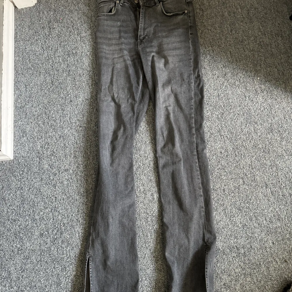 Mina förredetta favvo jeans från zara men sparsamt använda. Fof lika fina som när jag köpte dem. Storlek 38 och en slits längre ner på vardera ben. Se bild 2. . Jeans & Byxor.