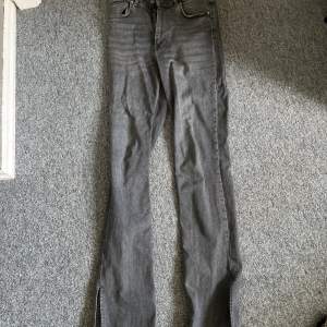 Mina förredetta favvo jeans från zara men sparsamt använda. Fof lika fina som när jag köpte dem. Storlek 38 och en slits längre ner på vardera ben. Se bild 2. 