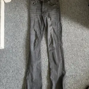 Mina förredetta favvo jeans från zara men sparsamt använda. Fof lika fina som när jag köpte dem. Storlek 38 och en slits längre ner på vardera ben. Se bild 2. 