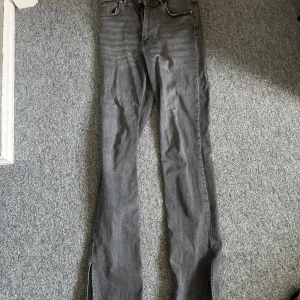 Zara  - Mina förredetta favvo jeans från zara men sparsamt använda. Fof lika fina som när jag köpte dem. Storlek 38 och en slits längre ner på vardera ben. Se bild 2. 