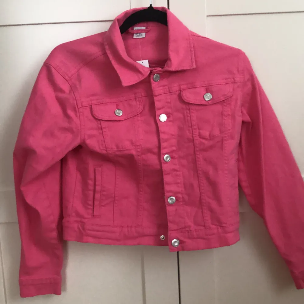 Jätte fin rosa jeans jacka ej andvänd till och med kvar pris lappen och kostade 499kr  bra skick 🌸🌸🌹🌺. Jackor.