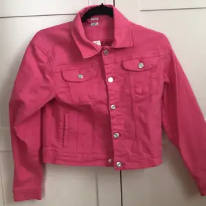Jätte fin rosa jeans jacka ej andvänd till och med kvar pris lappen och kostade 499kr  bra skick 🌸🌸🌹🌺