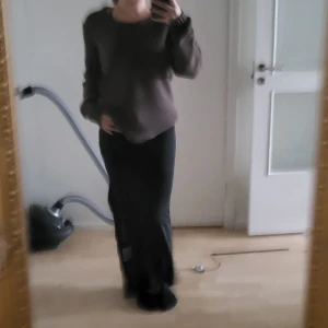 Maxi kjol med slit - Maxikjol med slit, aldrig använd och i perfekt skick! Passar perfekt på mig som är 160cm skriv för mer bilder/frågor!🥰❤️