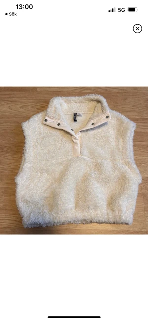 Fluffig väst/Teddy väst - Super mysig fluffig väst💗färgen är lite vit beige. Köpt från H&M. Den har flis på insidan så den håller värme bra. Endast provad en gång så den är fortfarande lika mjuk💗storlek xs men passar s också.