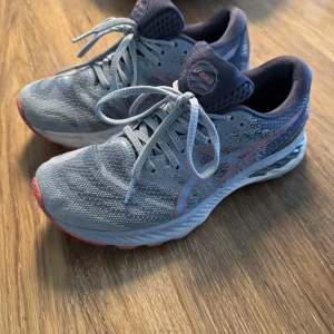 Asics löparskor - Knappt använda löparskor från Asics. Modell: Gel nimbus 23. Storlek 39. 