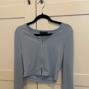 Blå blus - Blå slätt blus med dragkedja, passar stl xs-m.