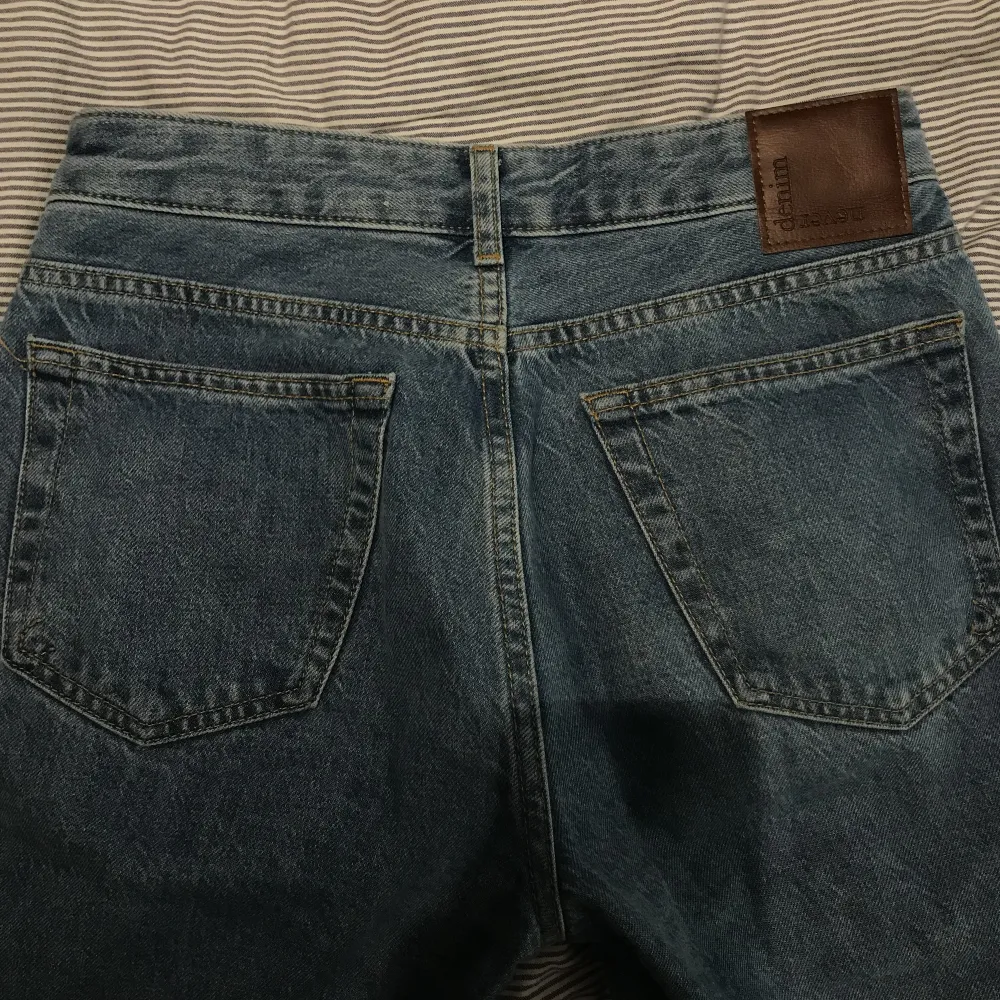 Straightleg Jeans Bik Bok, storlek 25 i midjan & 32 i längden. Använt fåtal gånger🩷(jag är 1,64) säljer pga för mycket jeans. Jeans & Byxor.