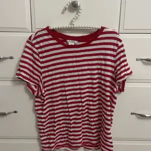 Röd vit randig t-shirt från Monki!🤍