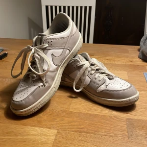 Nike dunk low  - Nike dunk low i ok skick. Tecken på användning finns ☺️Stl 43