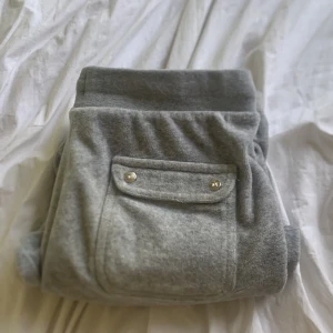 Säljer mina gråa juisy byxor  - Bra skick nya, alla knappar och metal bitar är kvar. Jag säljer dom för att dom är för små för mig 