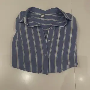 Ljusblå randig skjorta från H&M i storlek 38💙Skriv gärna vid frågor och fler bilder✨