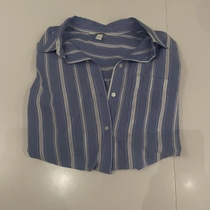 Skjorta  - Ljusblå randig skjorta från H&M i storlek 38💙Skriv gärna vid frågor och fler bilder✨