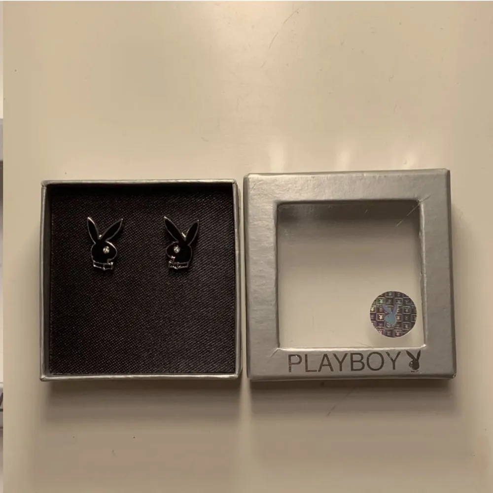 Säljer dessa snygga Playboy örhängen, aldrig använt. Accessoarer.