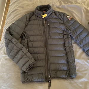 Parajumper jacka - Parajumper jacka, killmodell strl S. Knappt använd, äkta såklart! Köpt för 4200. Tags och kvitto finns.  