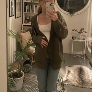 Hoddie  - Oliv grön zip hoddie från Boohoo i storlek 38💚Det är bara att skriva vid frågor och fler bilder✨