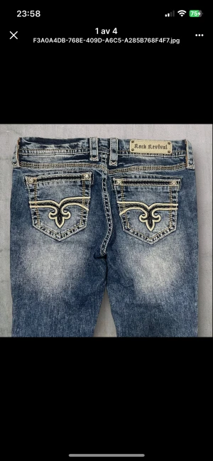R15 Rock Revival Bootcut jeans  - Rock Revival jeans i model Boot 💜 Tag 30W 💜Midja (rakt över) 42cm 💜 Innerben 79cm 💜 Ytterben 106cm 💜 Benöppning 23cm 💜 uppsydda 💜Våra mått blir W=33, L=31 💜 Men jämför alltid måtten💜R15