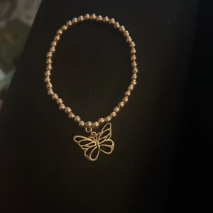 Fjärils armband - Den ser lite använd ut, pärlarmband med ett fjäril på, 15 kr på frakten om man betalar privat annars kan man betala genom köp nu