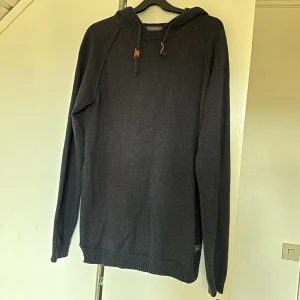 Mörkblå stickad tröja  - Mörkblå stickad tröja med luva 