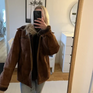 Brun jacka - Säljer denna coola och varma jacka då jag köpt en ny för denna vintern! Jag är en XS men jackan skulle passa även nån som är M beroende på vilken fit man föredrar! Armarna är dessutom lite längre men att vika upp de som jag har gjort funkar super