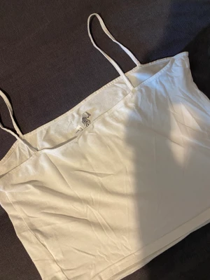 Vitt linne  - En vit topp/ linne från HM i utmärkt skick oanvänd. 