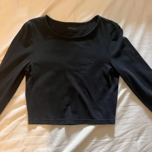 Basic tajt långärmad topp - Knappt använd svart vanlig topp, på mig som är ca 177 cm slutar den lite ovanför naveln.