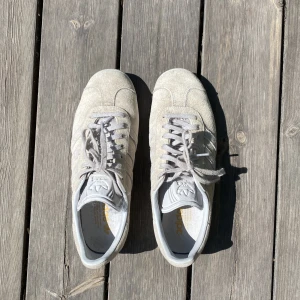 Adidas gazelles - Adidas gazelles i stl. 40, bra skick endast använda fåtal gånger. Köpta på Sellpy, säljer de tyvärr ej kommer till användning. Priset är 200kr (köparen står själv för frakten) Skriv för fler bilder!🫶