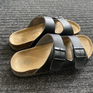 Tofflor - Säljer dessa tofflor som är prefekt till sommaren!! Det är nästan nya har använt dom ungefär 3 gånger💗