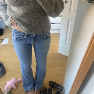 Lågmidjade Levis jeans - Så fina lågmidjade Levis jeans. Midja 39 cm, innerben 73 cm. Jag är 161. 300kr + 74kr frakt / tryck på köp nu för fri frakt. 