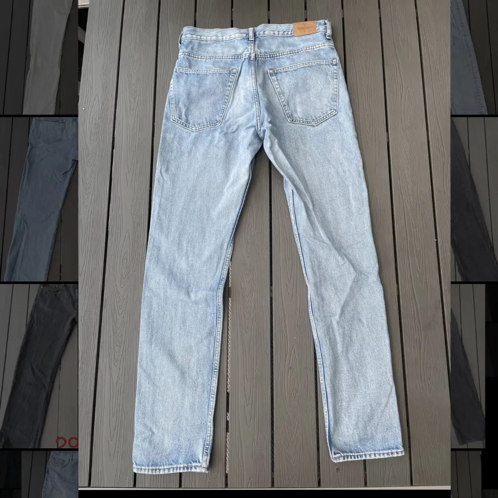 Säljer nu dessa snygga jeans då dem inte passar min stil :) byxorna är sparsamt använda och inga tecken på användning. Storleken står i bilden  Vid frågor tveka inte på att skriva!. Jeans & Byxor.