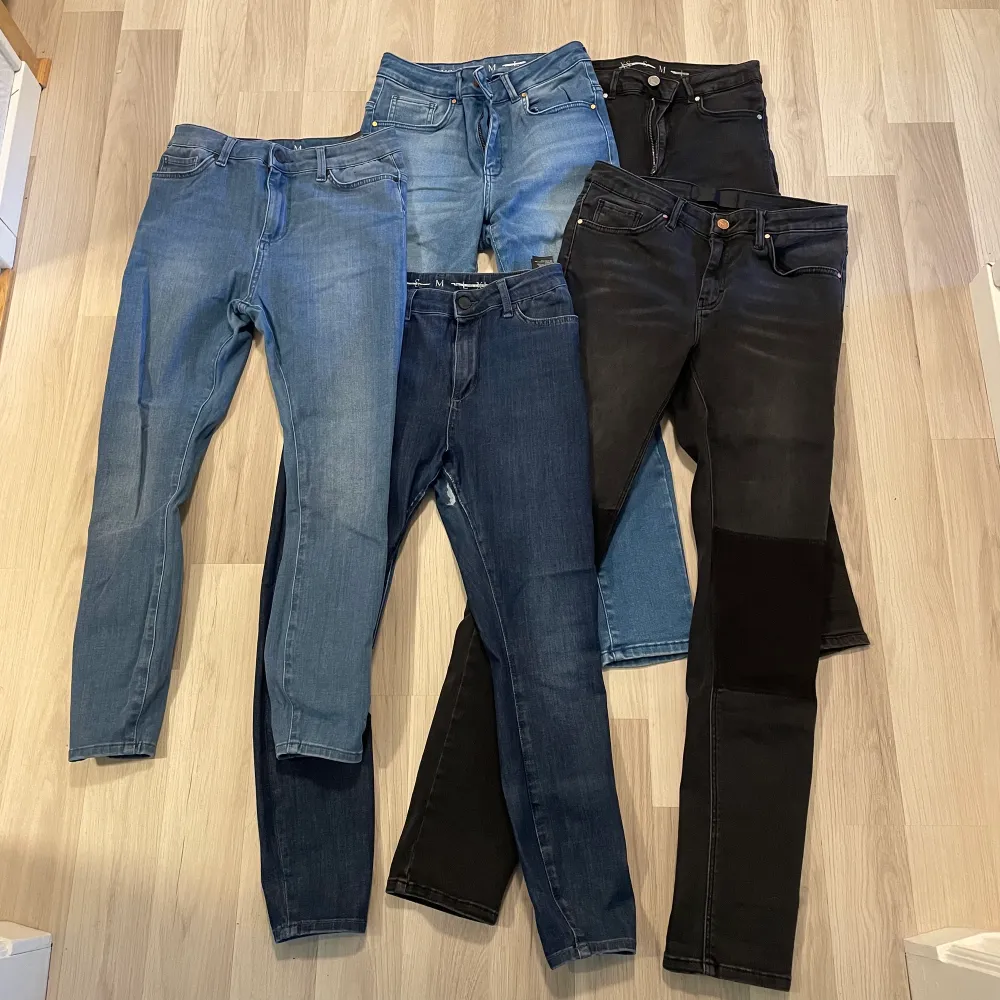 Säljer en massa nya jeans och ett par som är använda (de fås med på köpet!) Har endast klippt av lapparna, men dessa passar inte längre. De är väldigt strechiga och sköna, absolut bästa modellen! Finns ett par svarta med knädetalj och ett svart par utan.. Jeans & Byxor.