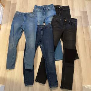 Säljer en massa nya jeans och ett par som är använda (de fås med på köpet!) Har endast klippt av lapparna, men dessa passar inte längre. De är väldigt strechiga och sköna, absolut bästa modellen! Finns ett par svarta med knädetalj och ett svart par utan.