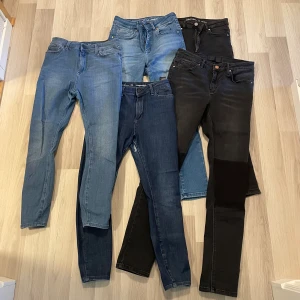 Jeanspaket (M) - Säljer en massa nya jeans och ett par som är använda (de fås med på köpet!) Har endast klippt av lapparna, men dessa passar inte längre. De är väldigt strechiga och sköna, absolut bästa modellen! Finns ett par svarta med knädetalj och ett svart par utan.