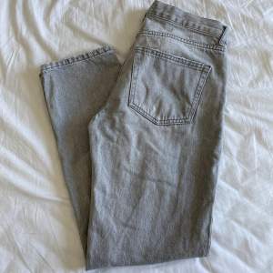 Modellen heter low straight petite jeans, från ginatricot. Fint skick! Säljer då det är försmå på mig. Skriv om du har frågor💕