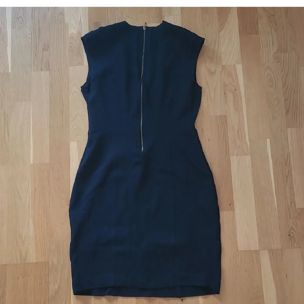 Elegant klänning från Zara Woman i storlek M. Kan fraktas men köparen står för frakten 💕. Klänningar.