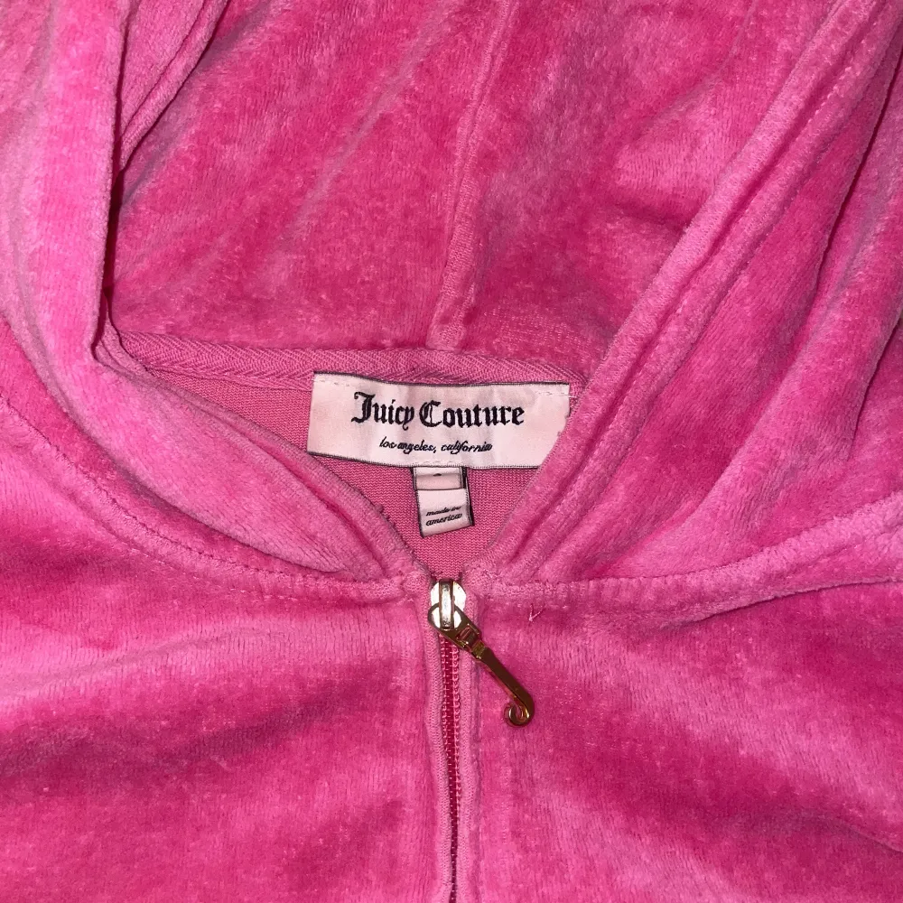 Säljer min rosa! juicy couture kofta 😘😘Jag köpte den själv här på Plick för 2(?) år sedan. Jag skulle säga att den är i väldigt bra skick,, några små slitningar finns på mudden av armarna. skriv för bild eller några andra frågor! 💕💕💕pris kan diskuteras😘. Tröjor & Koftor.