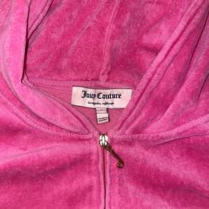 Säljer min rosa! juicy couture kofta 😘😘Jag köpte den själv här på Plick för 2(?) år sedan. Jag skulle säga att den är i väldigt bra skick,, några små slitningar finns på mudden av armarna. skriv för bild eller några andra frågor! 💕💕💕pris kan diskuteras😘
