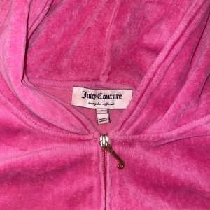 Juicy Couture kofta - Säljer min rosa! juicy couture kofta 😘😘Jag köpte den själv här på Plick för 2(?) år sedan. Jag skulle säga att den är i väldigt bra skick,, några små slitningar finns på mudden av armarna. skriv för bild eller några andra frågor! 💕💕💕pris kan diskuteras😘