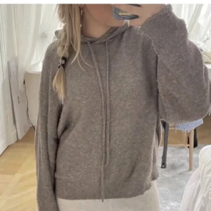 Stickad luvtröja  - Säljer denna lilla sköna luvtröja, popis och snygg!!!!🧡perfekt till en sen sommarkväll.